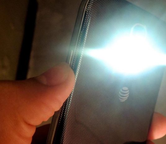 shake the phone to turn on the flashlight on Android